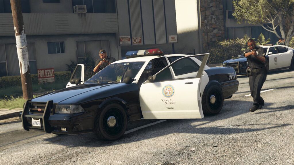 Un divertido error de GTA Online hace que un policía se suba a un pequeño tanque RC