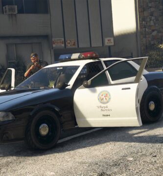 Un divertido error de GTA Online hace que un policía se suba a un pequeño tanque RC