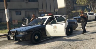 Un divertido error de GTA Online hace que un policía se suba a un pequeño tanque RC
