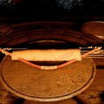 Ubicación del arco ancestral anudado dorado en el desierto carmesí