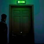 Cómo utilizar la puerta detrás del escenario de la sala de prensa (detrás de escena) en 007 First Light